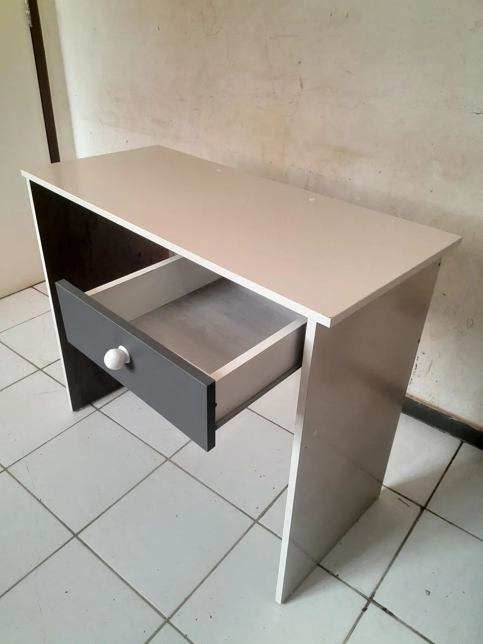 Escrivaninha com gaveta 