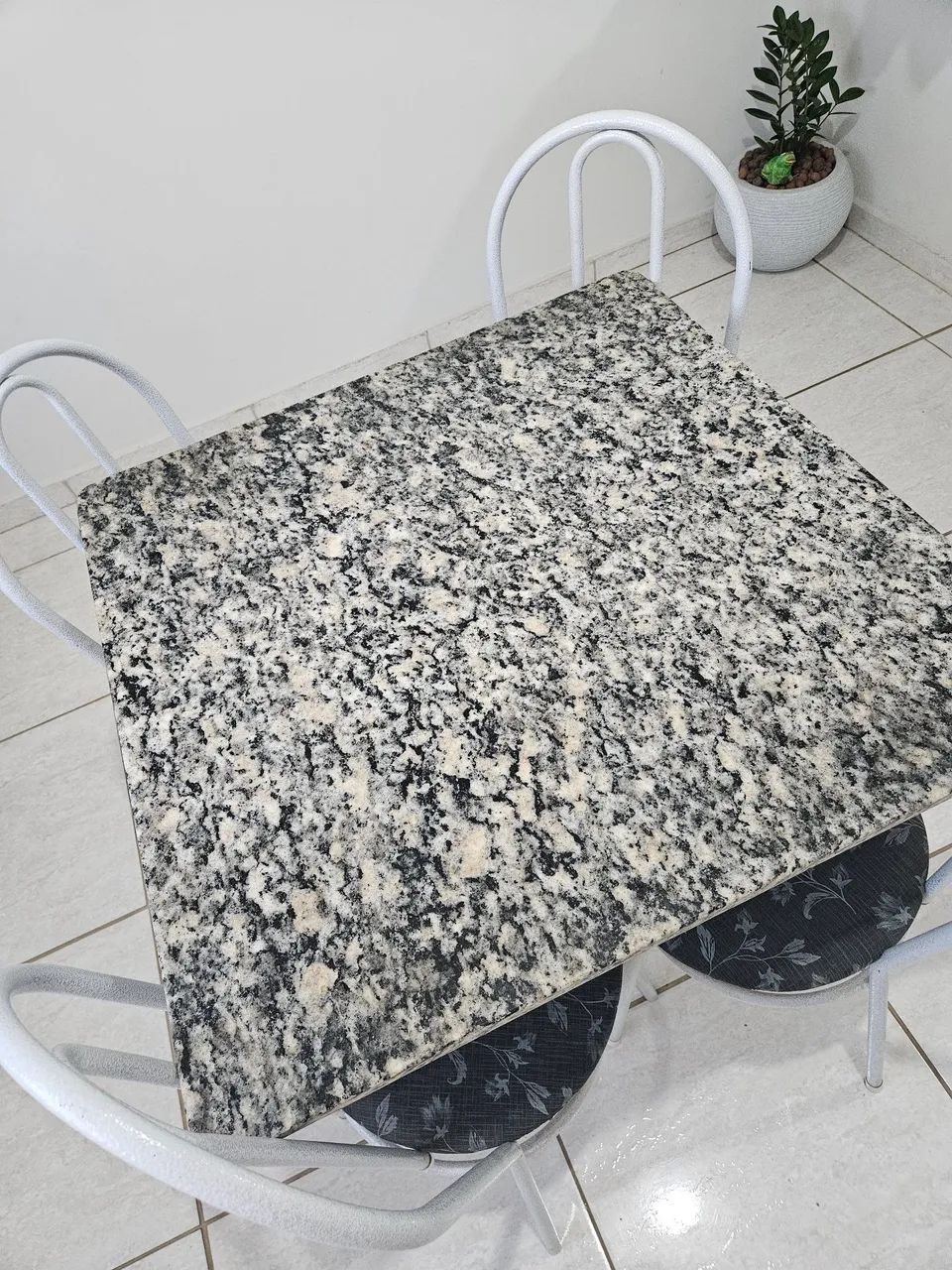 MESA COM 4 CADEIRAS - Foto 3