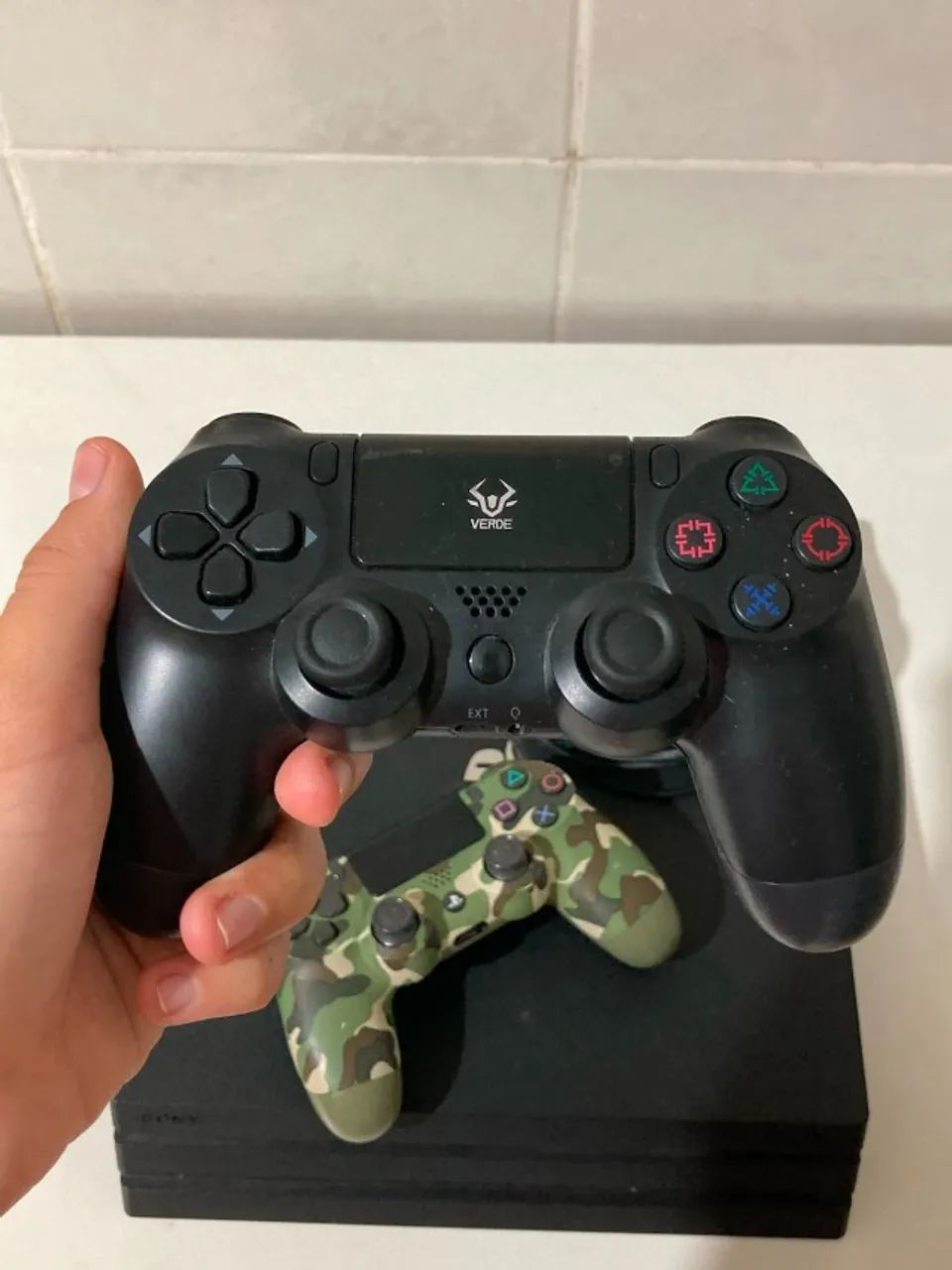 Playstation 4 Pro 1 TB + 2 controles  - Foto 4