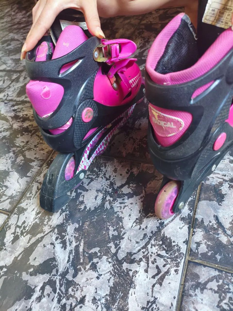 Vende-se patins com algumas proteções por 50 reais. Ele está parado a um tempo  - Foto 4