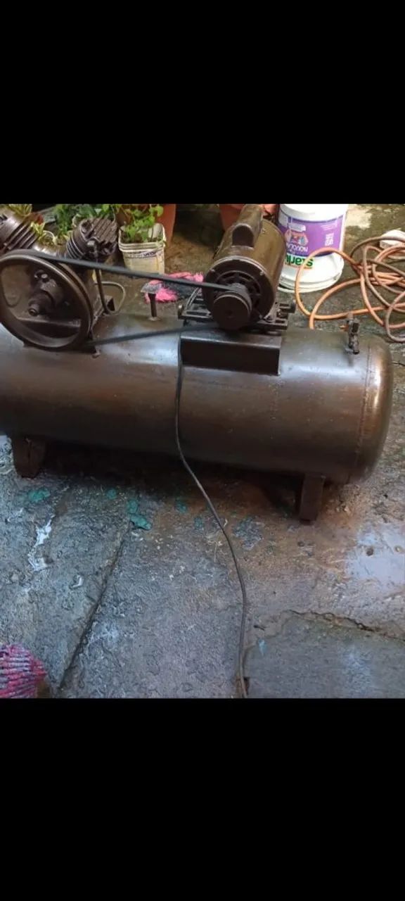 Vendo compressor 200 litros em perfeito estado funcionando 