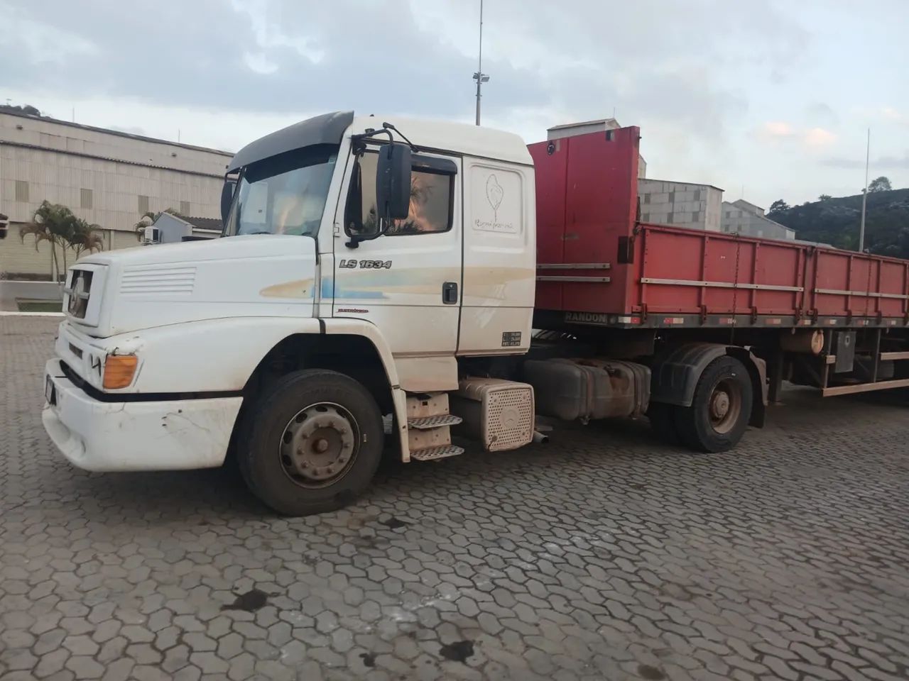 Conjunto 1634 e carreta 3 eixos