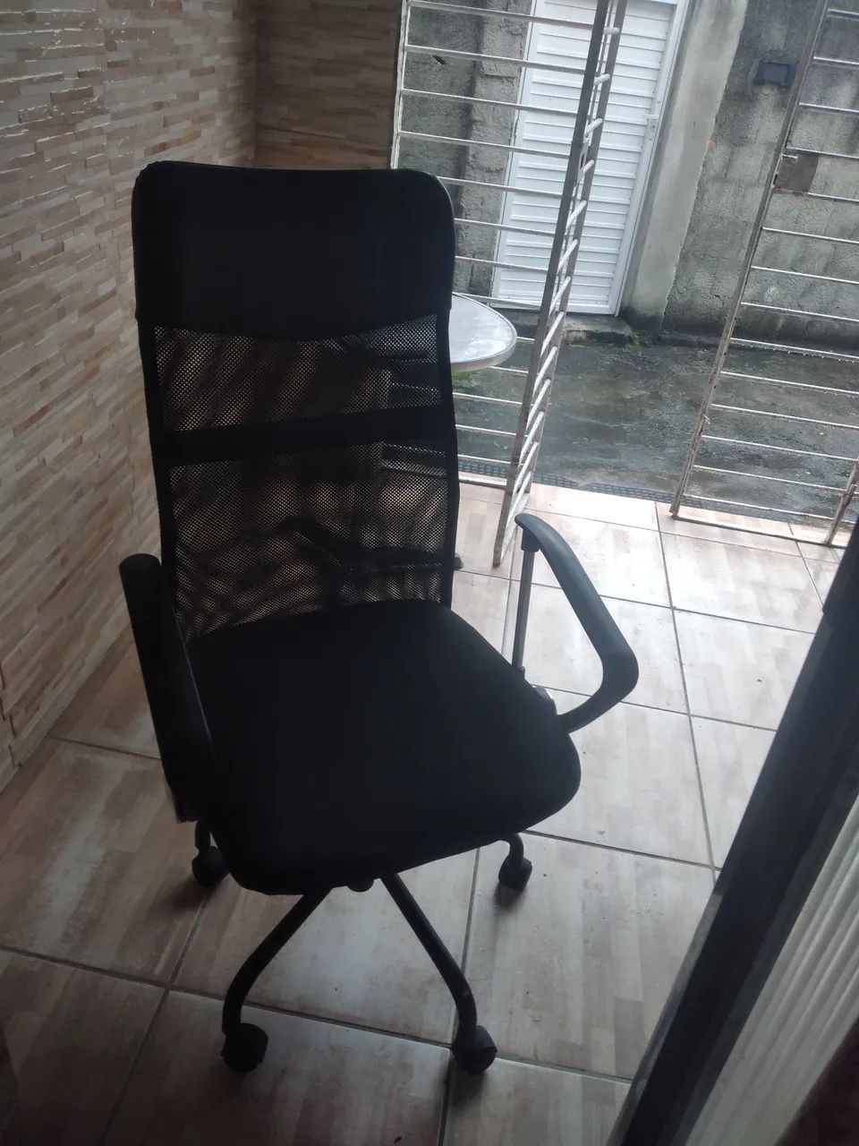 Cadeira giratória semi nova