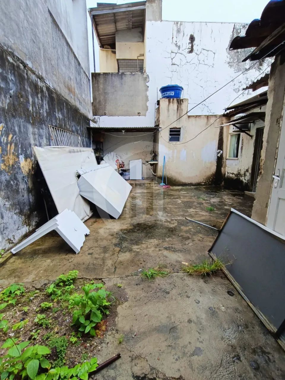 Casa com três quartos, excelente para ponto comercial, na avenida principal do Augusto Fra - Foto 10