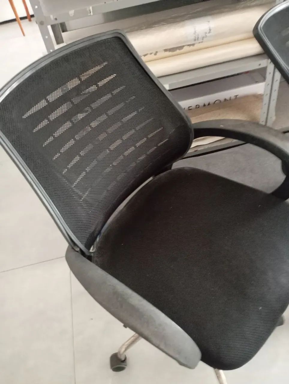 Duas cadeiras de escritório com encosto quebrado. - Foto 6