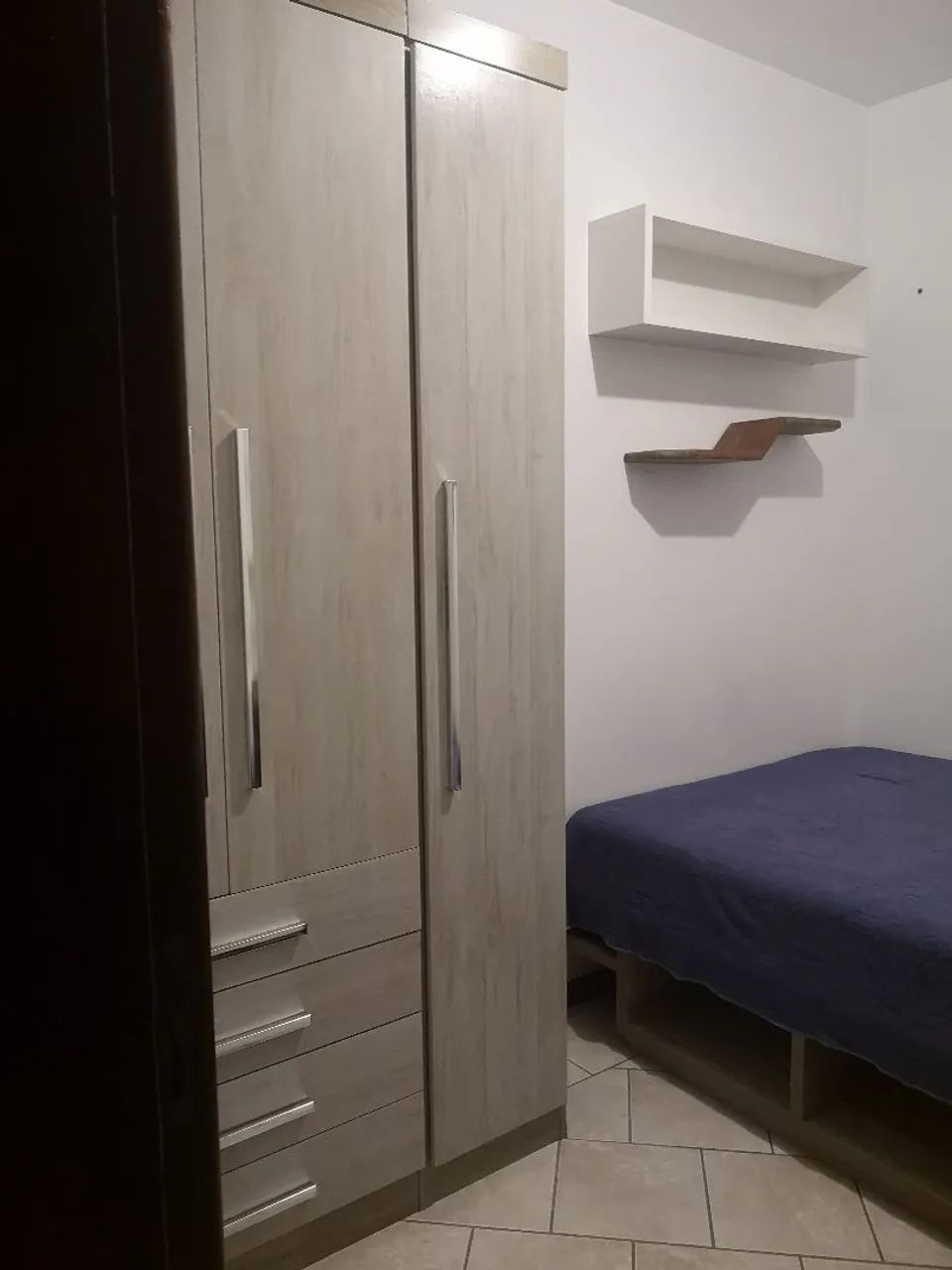 Alugo quarto com garagem próximo do centro. - Foto 2