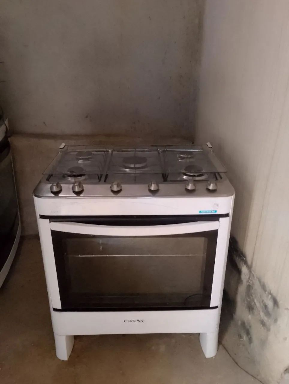 Fogão de cinco bocas com acendimento automático funcionando perfeitamente 