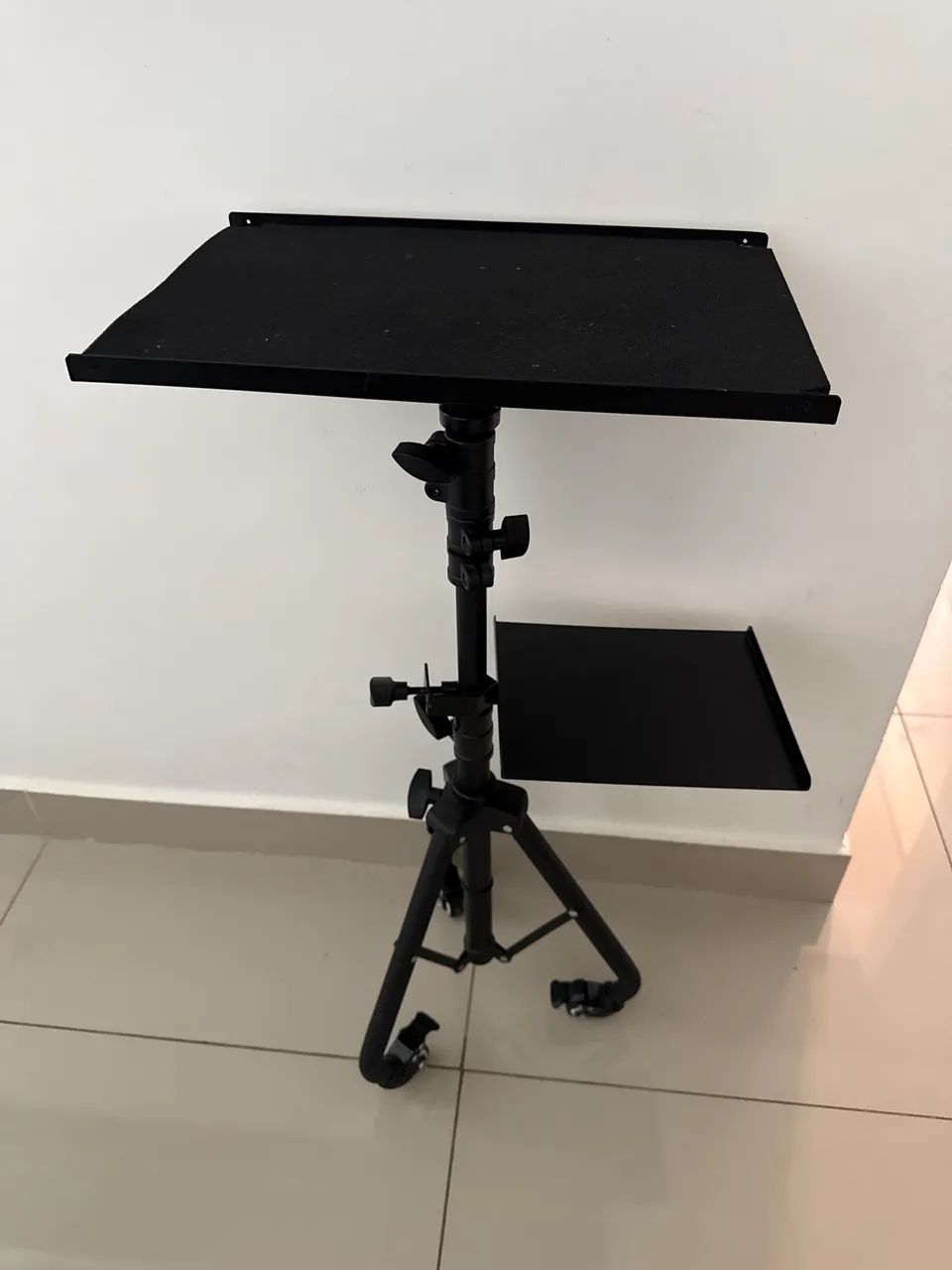 Tripé / suporte apoio / estante  duplo de projetor/ notebook com rodinhas