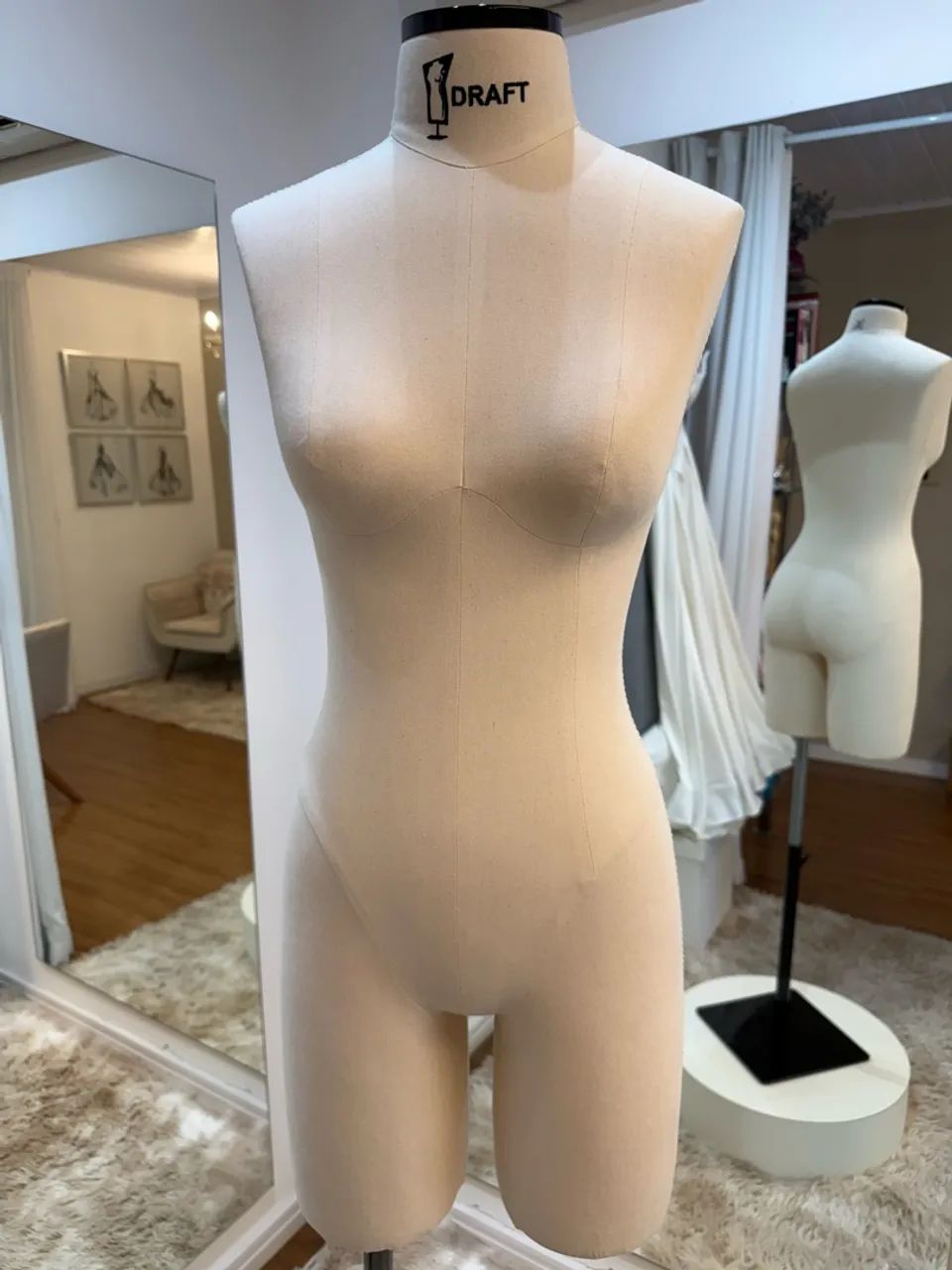 MANEQUIN FEMININO TAMANHO 36 MEIA PERNA COM PÉ DE FERRO + BRAÇOS - DRAFT  - Foto 2