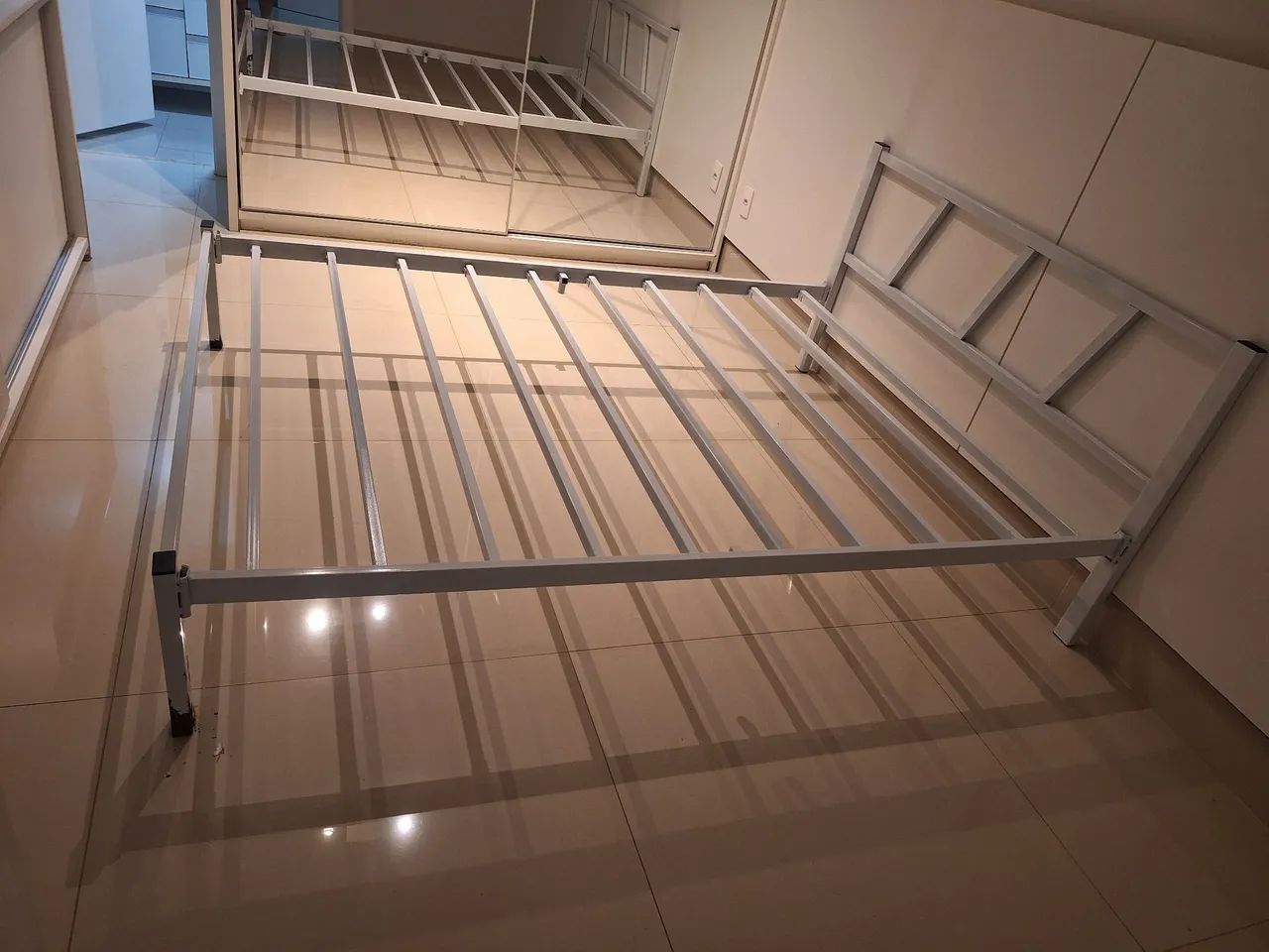 Vendo cama casal branca  - Foto 3