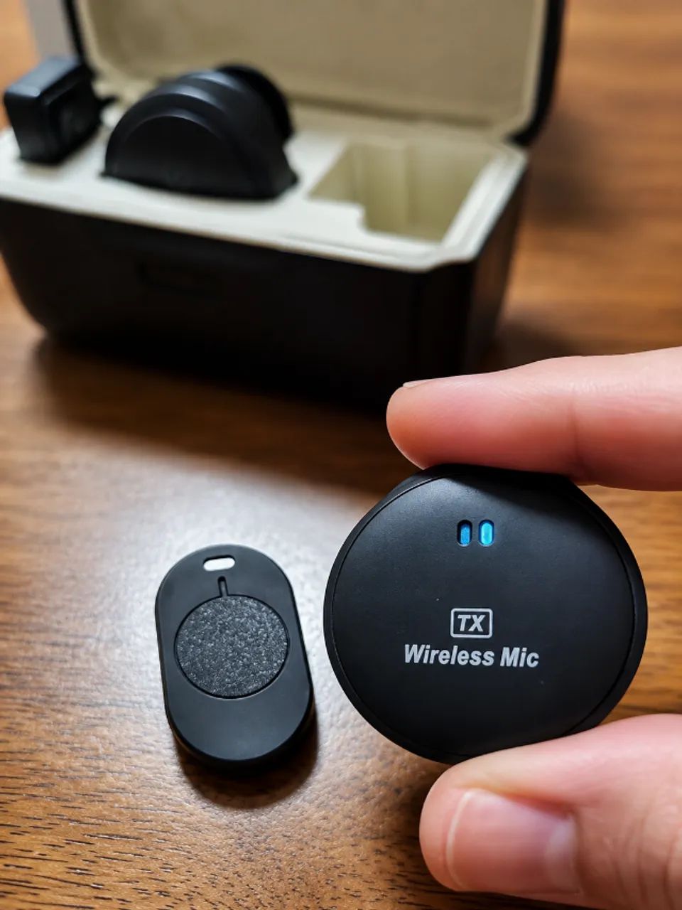 Microfone de Lapela Duplo Sem Fio - Com Estojo e Redução de Ruído - Novo