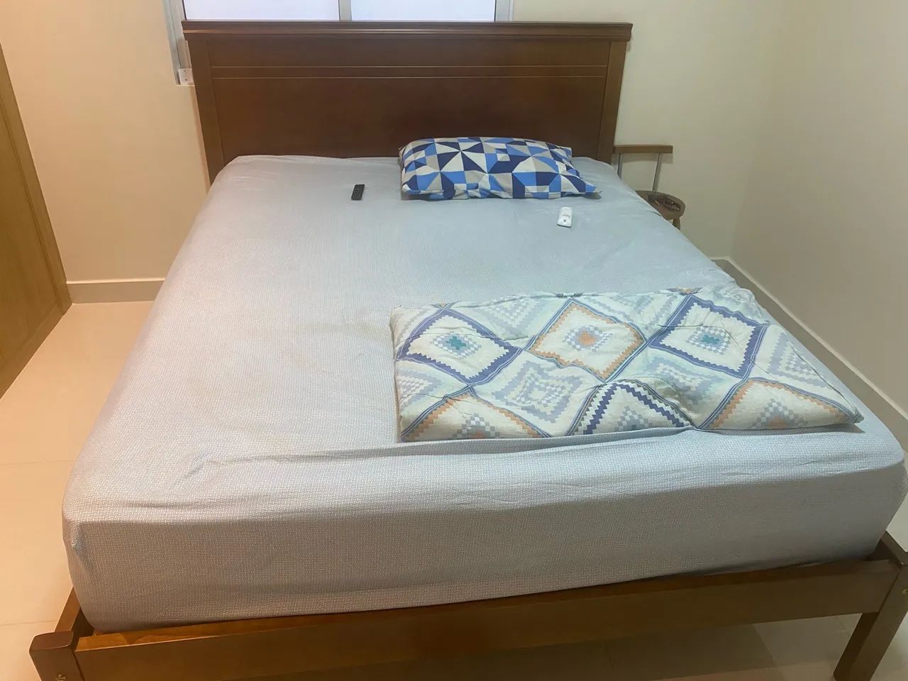 Cama de Casal de Madeira com Cabeceira e Colchão