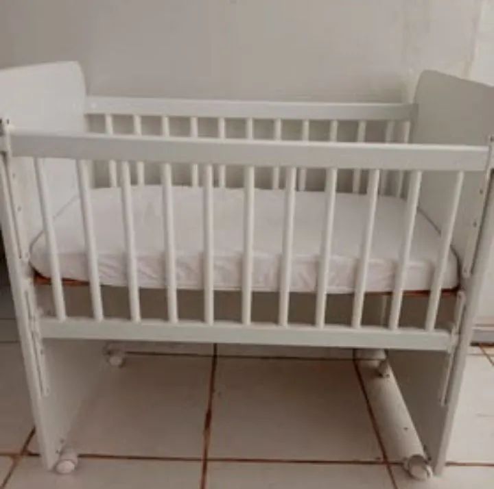 Vendo Mini Berço + lote de roupinha - Foto 5