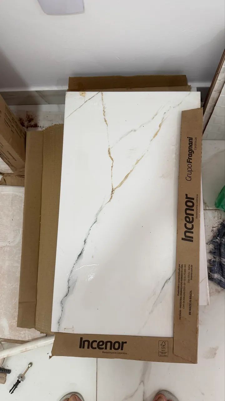 Sobra de piso cerâmico, 25 peças de 32,5 cm X 57 cm, lindo, área total de 4,63 m².  - Foto 2