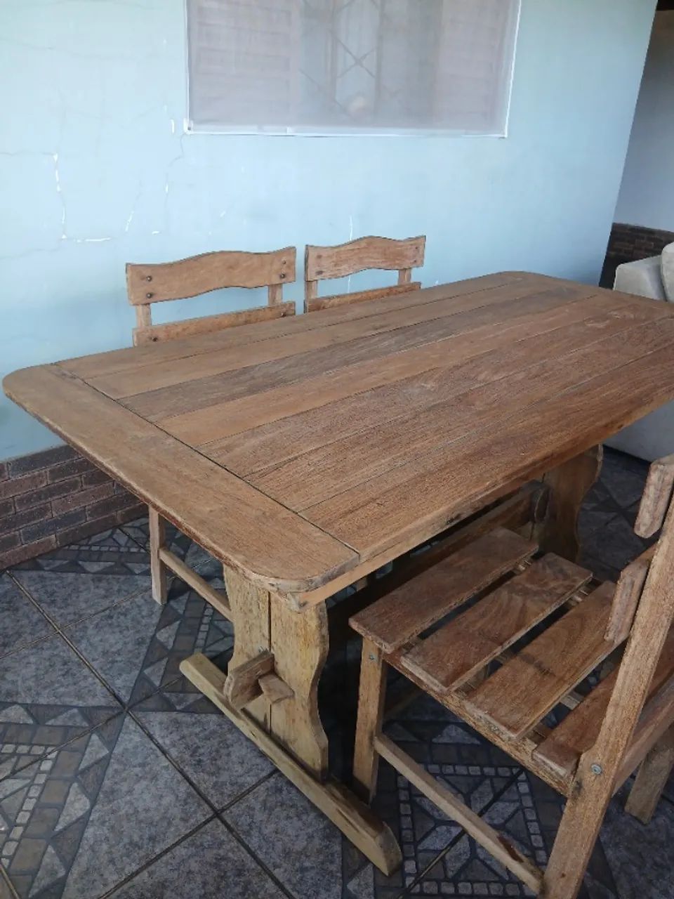 Conjunto mesa Sucupira com 04 cadeiras 