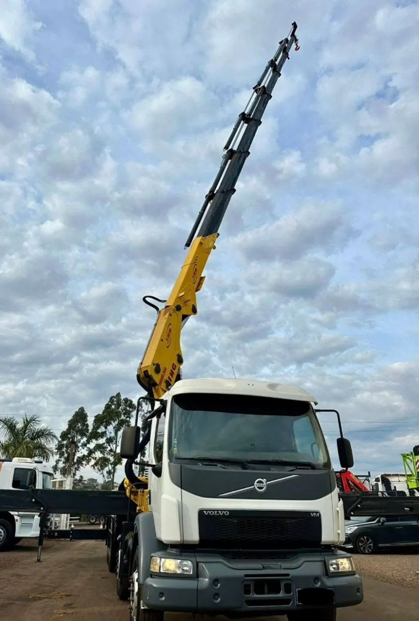 Volvo Vm 330 8x2 2017 - Munck ING 60T - Foto 4