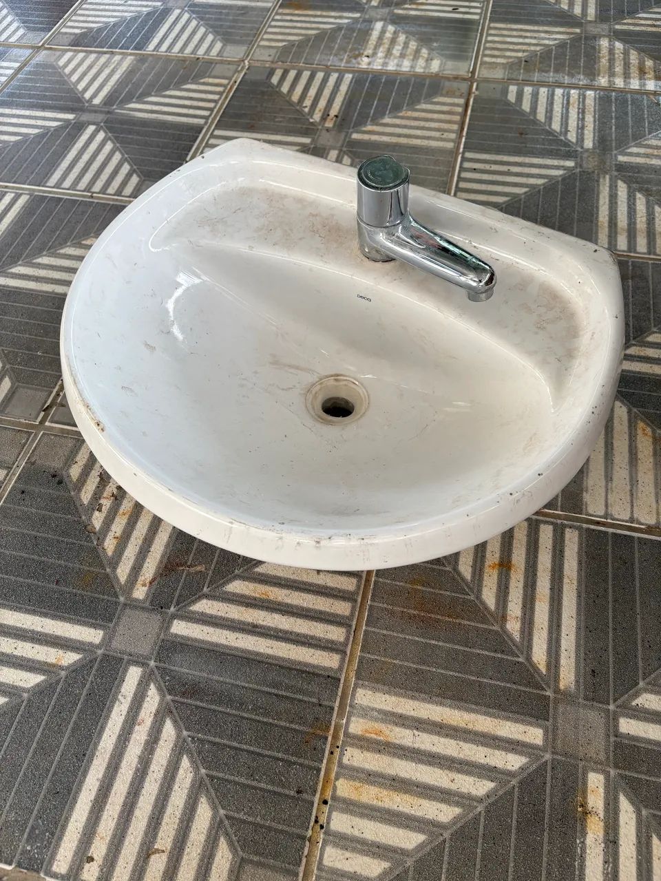 Lavatório Deca com torneira
