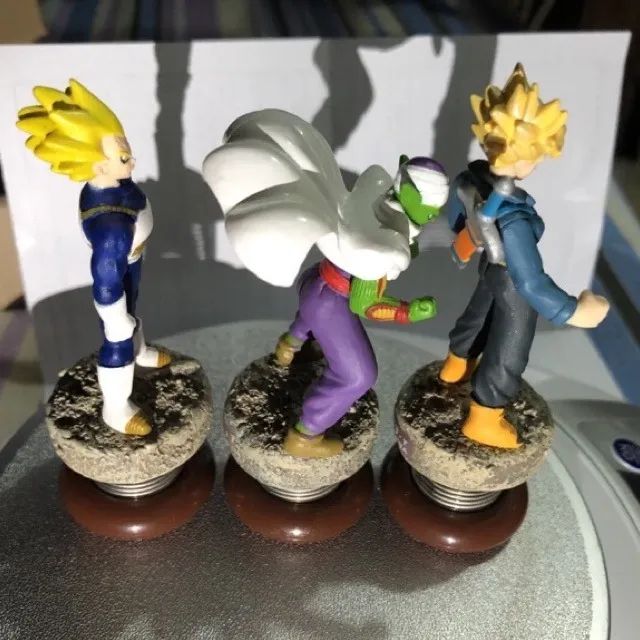 3 Figures estatuas de Dragon Ball com mola e imã na base (Vegeta, Piccolo e Trunks) - Foto 3