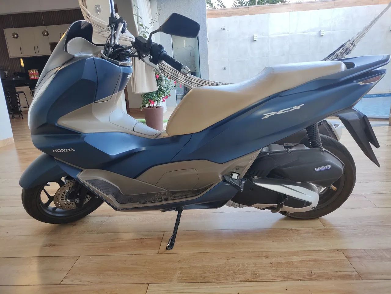 Honda PCX 160 DLX vendo ou troco por outro veículo ou gado.