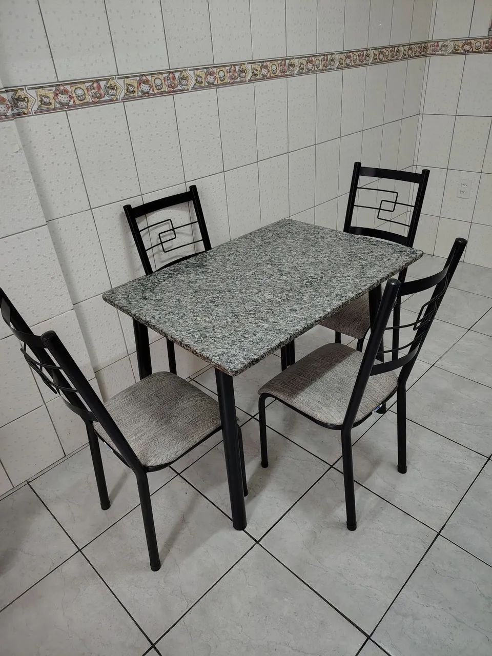 Vendo mesa com 4 cadeiras 