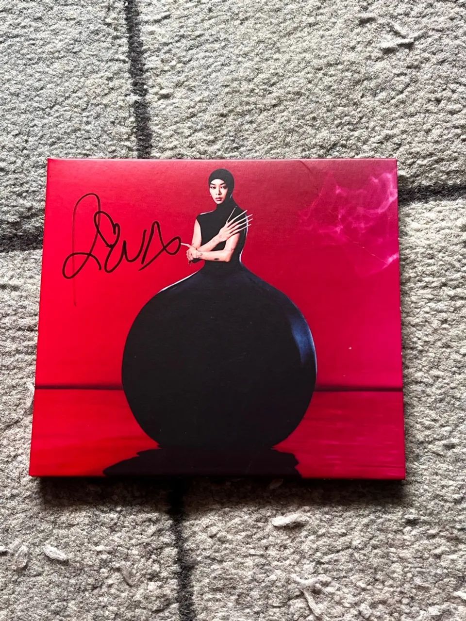 CD Rina Sawayama - Hold The Girl | AUTOGRAFADO - Foto 4