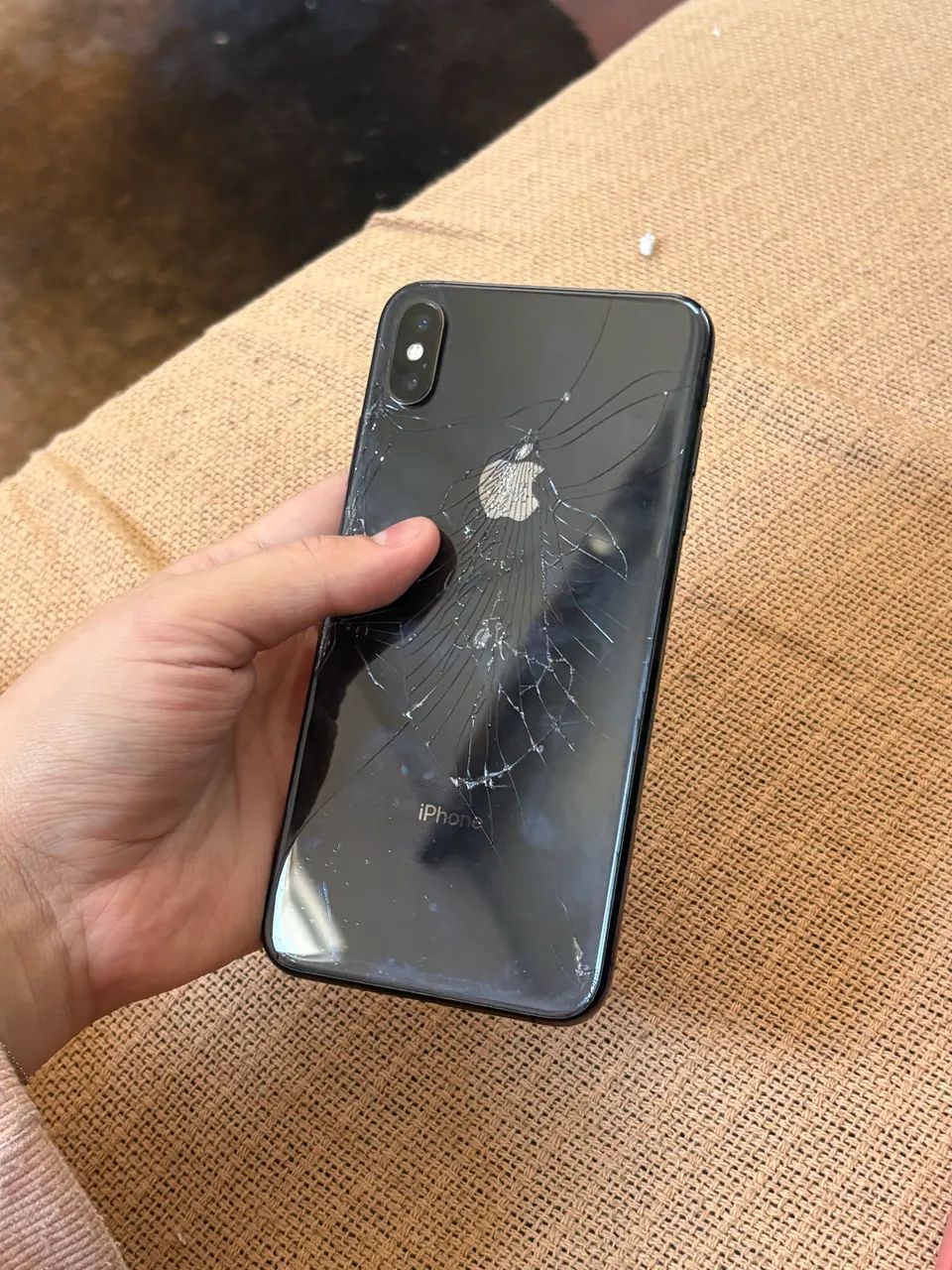 iphone XS MAX funcionando perfeitamente acompanha caixa original (tela trincada) - Foto 4