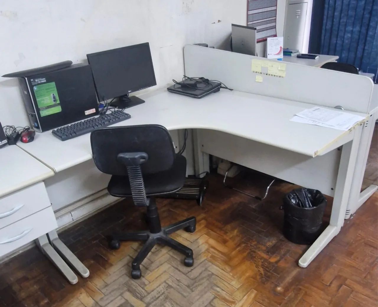 Mesas e armário de escritório - Foto 4