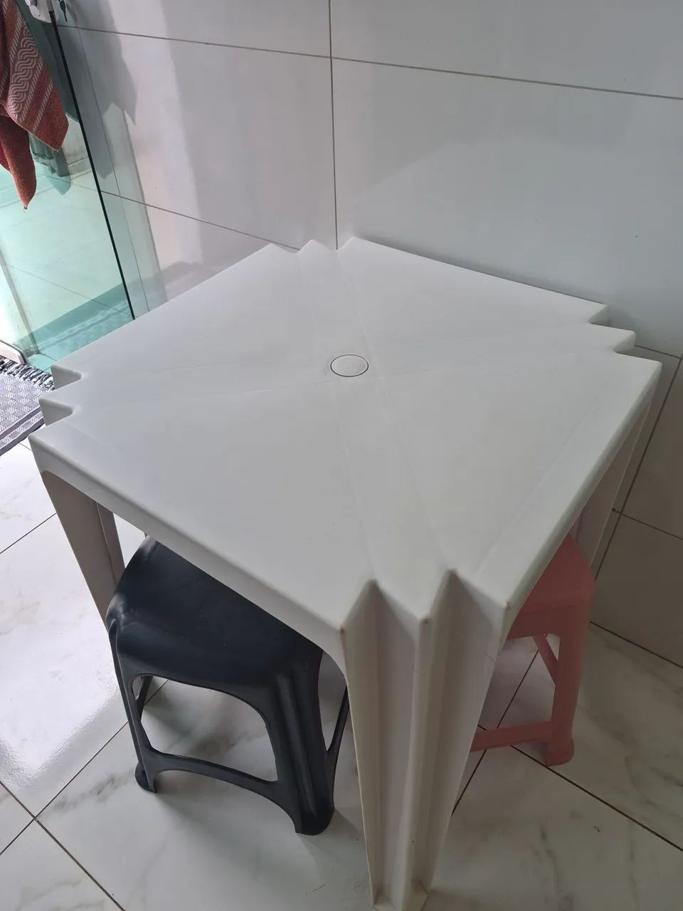 Mesa de plástico com 4 cadeiras 