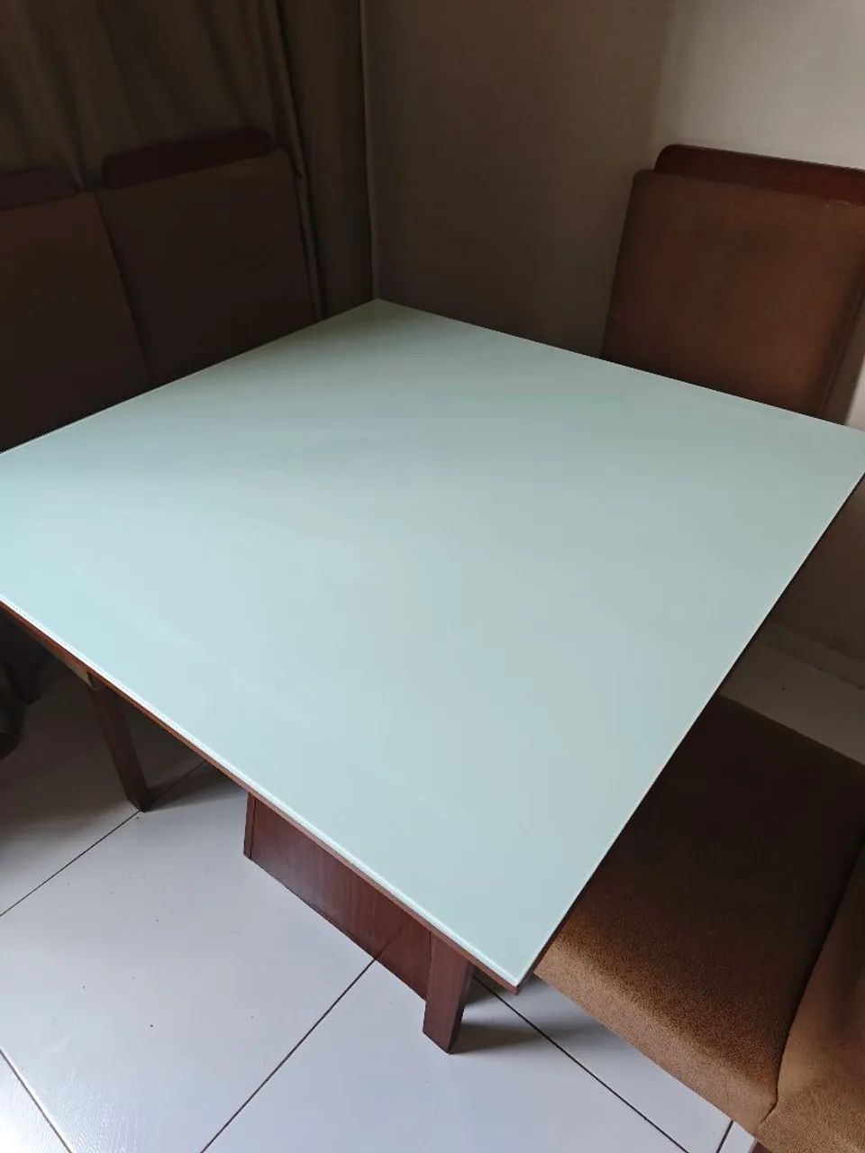 Mesa quadrada com tampo de vidro 