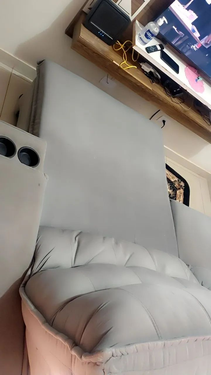 Vendo sofá retrátil reclinável 2.50 de comprimento retirar no tijuca .