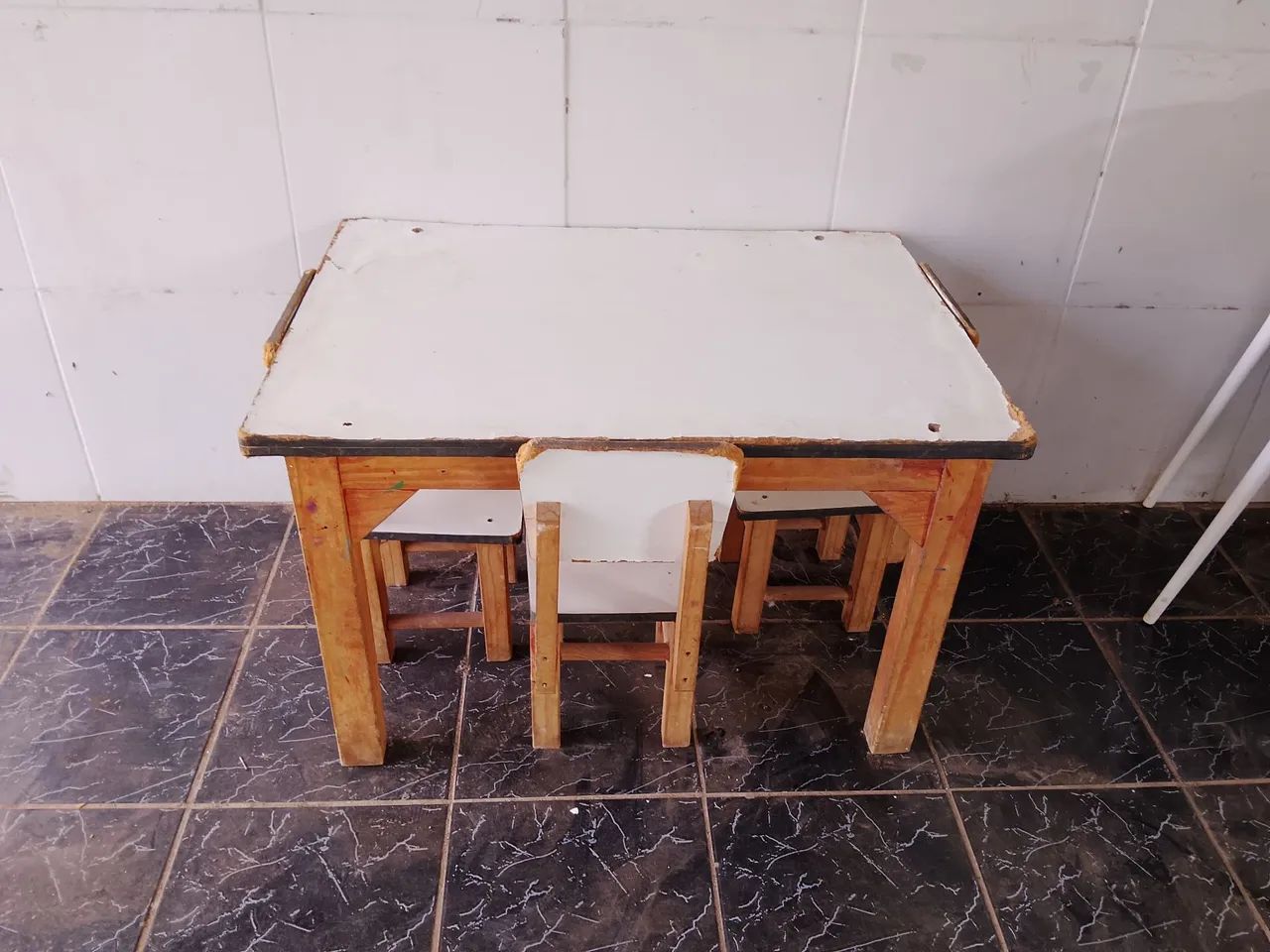 MESINHA COM CADEIRAS  - Foto 2