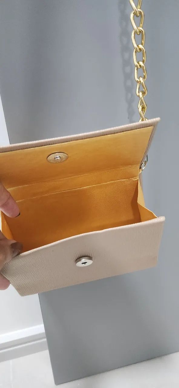 Bolsa bege com detalhes em dourado . - Foto 3