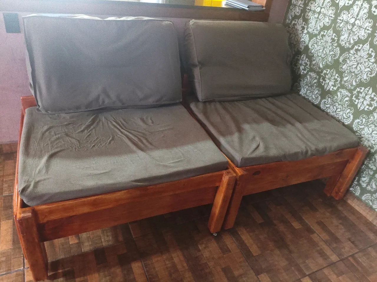 SOFÁ ARTESANAL DE MADEIRA - RETRÁTIL E EXTENSÍVEL - Foto 2