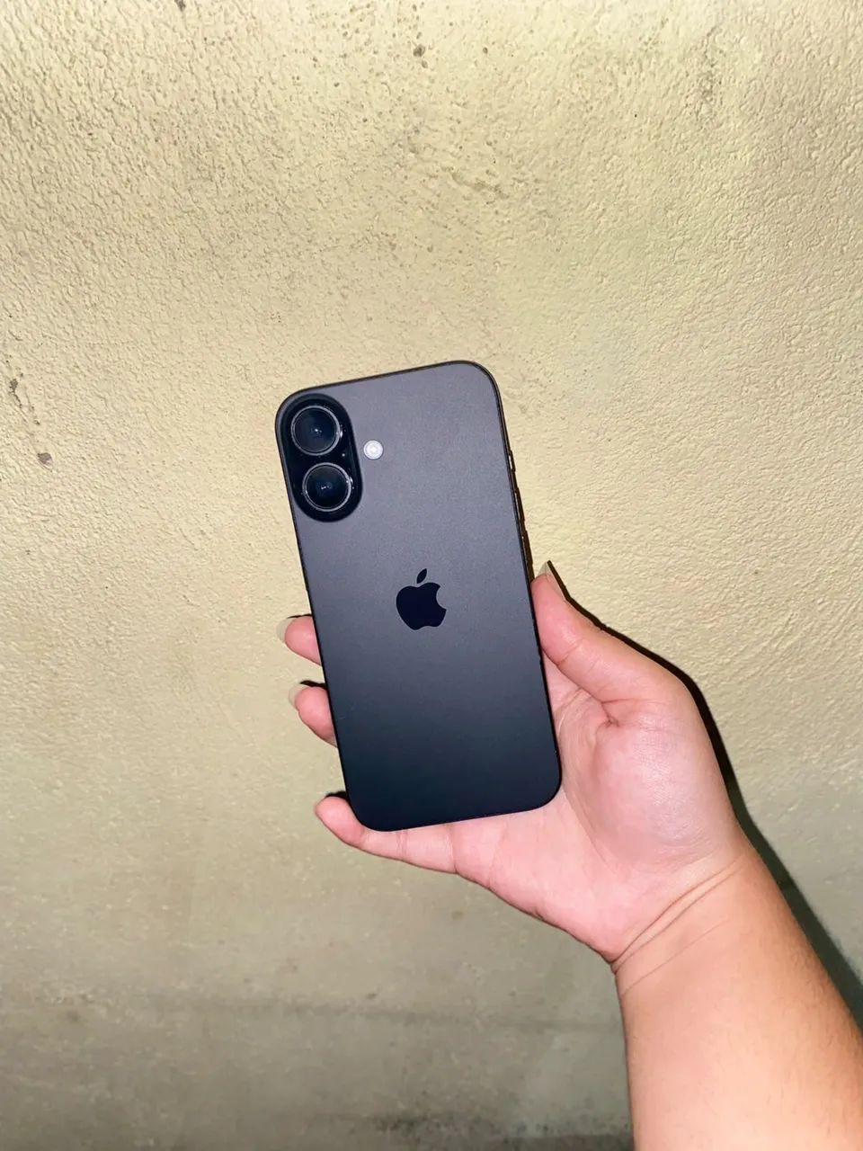 iPhone 16, semi novo. Comprado na loja, acompanha nota fiscal e caixa  - Foto 2