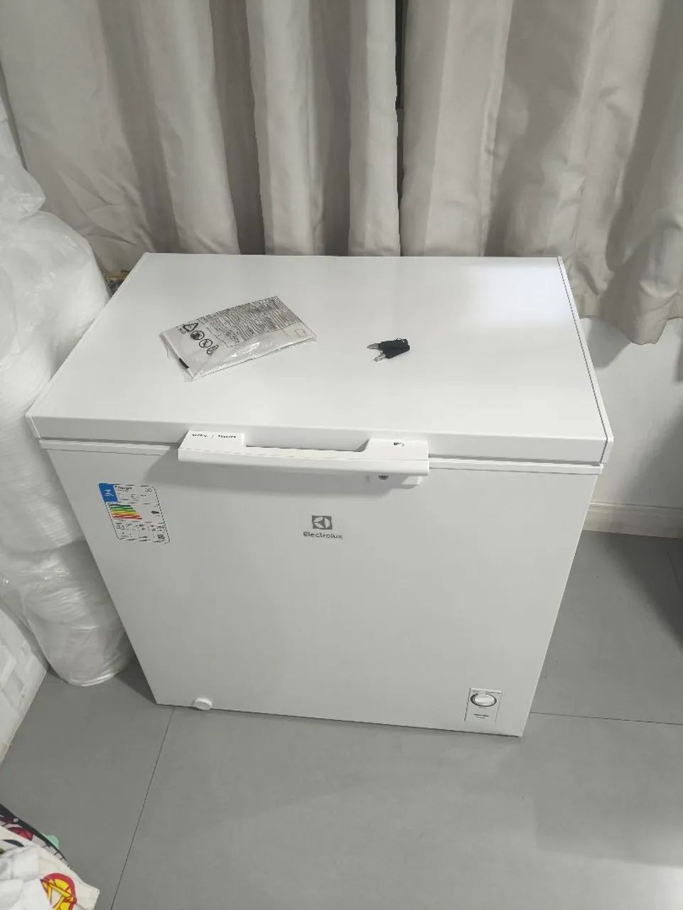 Freezer horizontal novíssimo! Eletrolux He200. Manual e 2 chaves. Ainda na garantia.