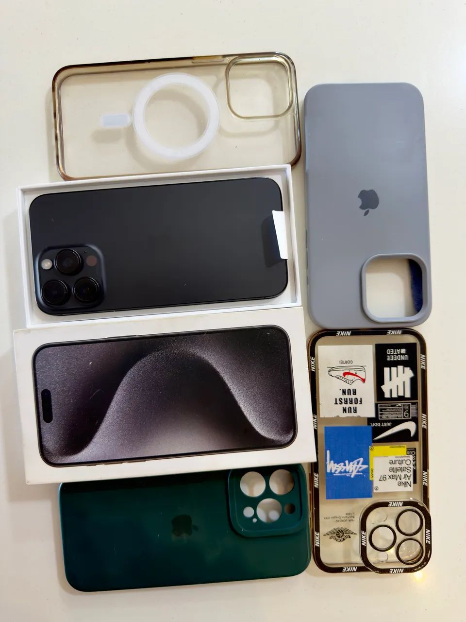iPhone 15 pro max 256gb com acessórios - Celulares e Smartphones