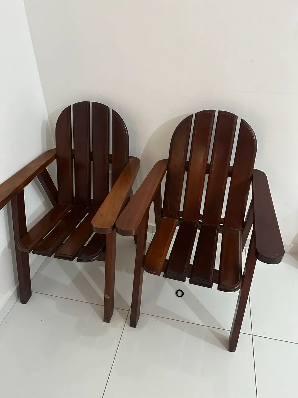 Vendo kit com 2 cadeiras de Madeira 