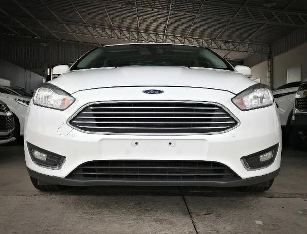 Ford Focus Titanium Fastback C/ Teto Solar 2.0. Branco 2016/2017
