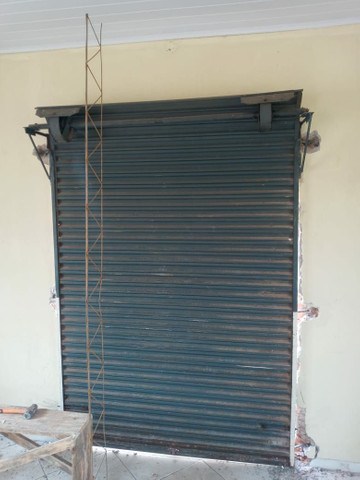 Porta De aço medindo 1,6 largura x 2,20 altura