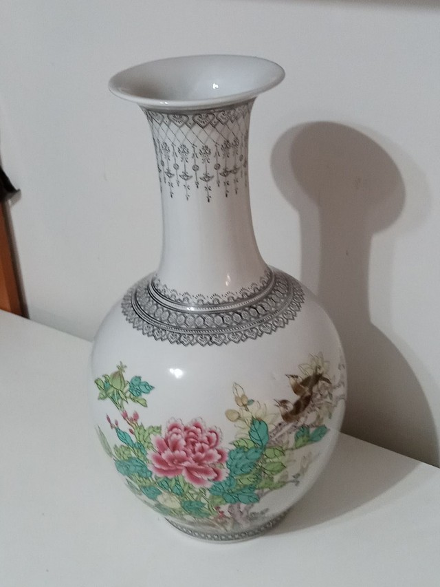 Lindo  Vaso de Porcelana Chinesa com belo Risco feito a Mão.