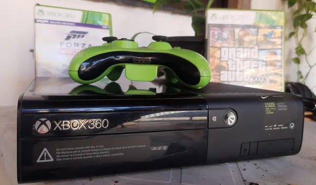Console Xbox 360 bloqueado/travado 4gb usado com 2 controles e 1 jogo -  Escorrega o Preço
