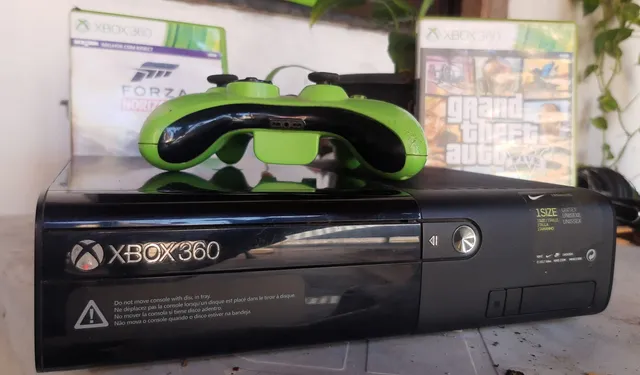 Xbox 360 Super Slim 4gb Travado com Controle sem Fio