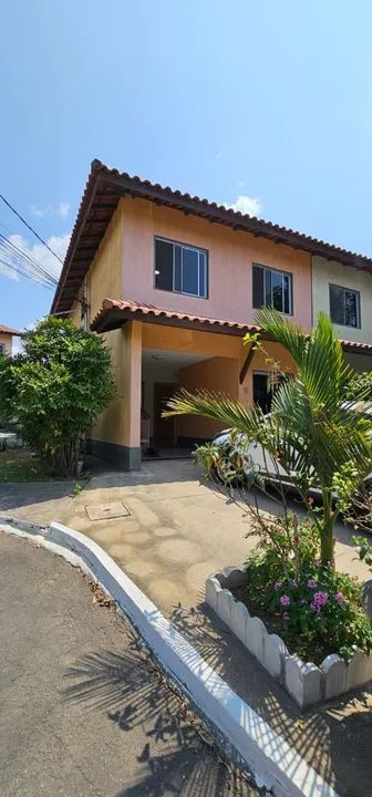 Casa em Condomínio Fechado com Piscina