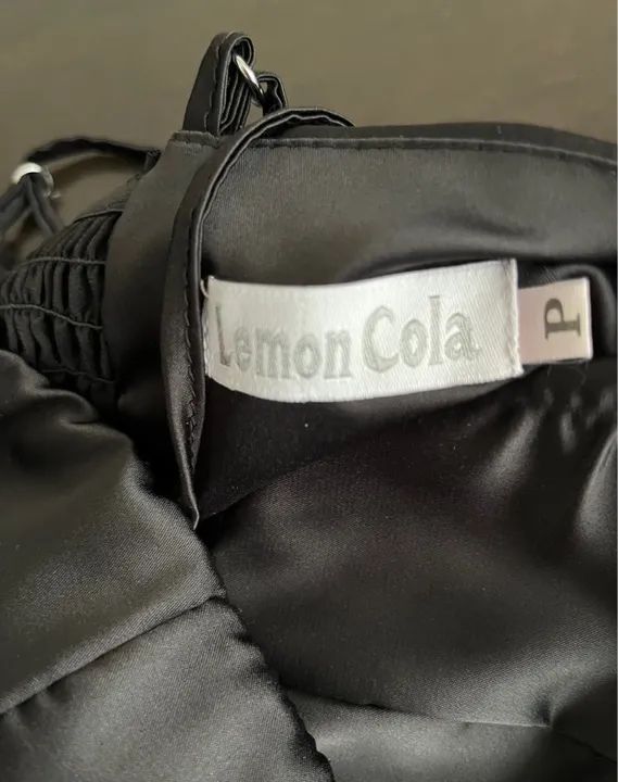 Vestido preto com flor Tamanho P marca lemon cola - Foto 5