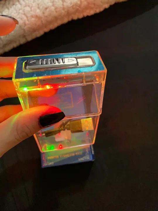 Isqueiro Eletrônico com Luzes Coloridas - Foto 3