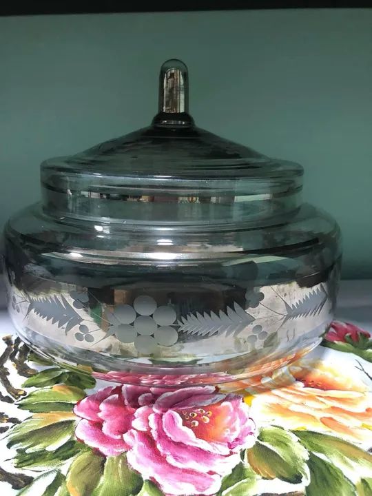 Bomboniere em vidro com lapidação floral