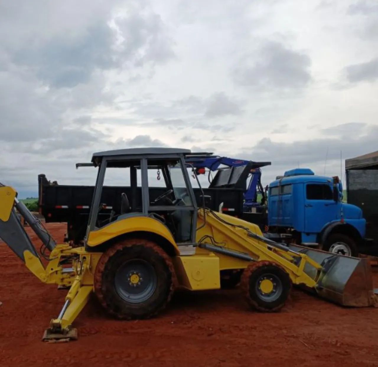 Retroescavadeira Usada em Ótimo Estado