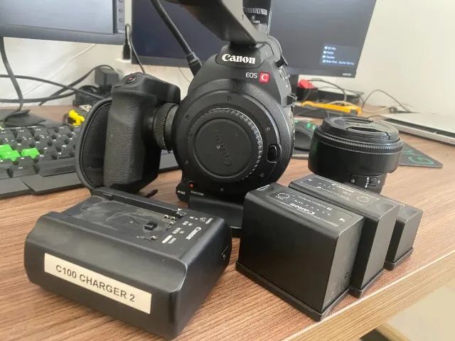 Câmera Canon C100 Mark 1 + Lente Sigma 50mm + 2 Baterias + Carregador + Mochila - Foto 2