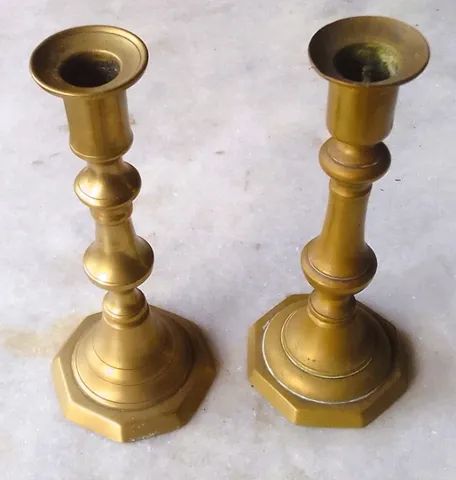 Par de catiçais em bronze dourado base hexagonais possui removedor de velas Ver Descrição