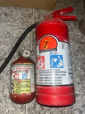 Dois cilindros pequeno e um grande os dois vazios 